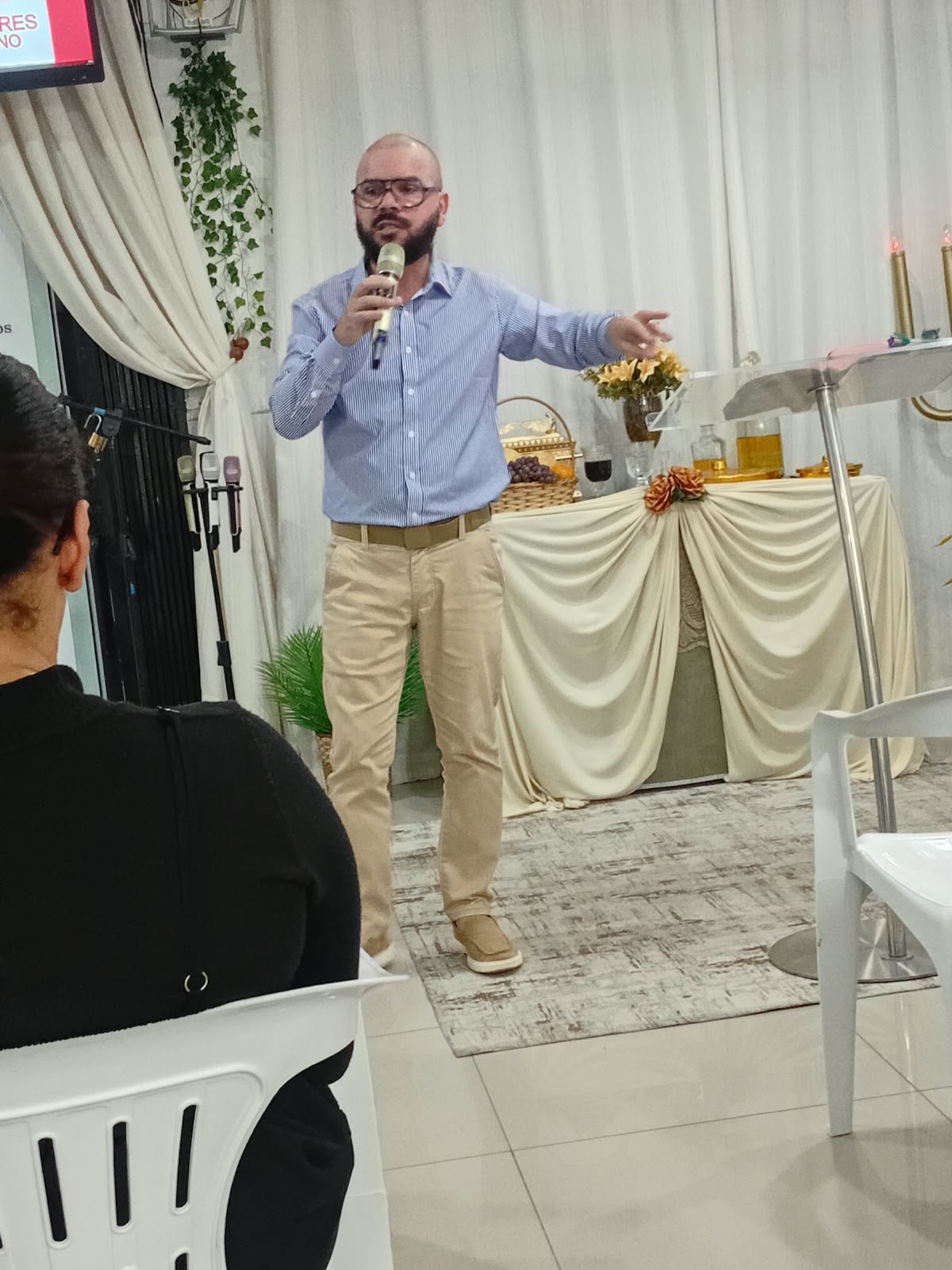 Pastor Jimmy pregando durante o culto
